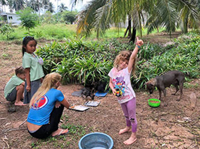 Fütterung Baan Taling Ngam Area - Mira und ihre Kinder