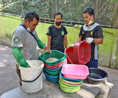 Fütterung im großen Shelter